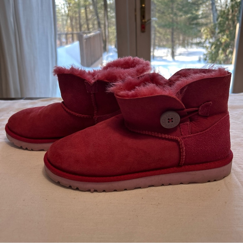 UGG Bailey Button II Red Suede Ankle Winter Boots Womens Size 6โ